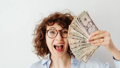 Dicas práticas para investir regularmente e aumentar seus aportes Investir com pouco dinheiro é o começo. Mas o que faz a diferença de verdade é a regularidade dos aportes. Mesmo valores baixos, aplicados mês a mês, aproveitam o poder dos juros compostos e criam o hábito de investir — o mais importante para quem busca independência financeira. 1. Trate o investimento como uma conta fixa Encare seus aportes mensais como se fossem uma conta de luz ou de internet: inegociável. Essa mentalidade ajuda a manter a disciplina mesmo em meses mais apertados. 💡 Dica: Programe transferências automáticas no início do mês, assim que receber o salário. 2. Comece com o que você pode e aumente aos poucos Você não precisa esperar sobrar dinheiro para investir mais. Em vez disso, aumente gradualmente o valor dos aportes conforme reorganiza seus gastos. 💡 Exemplo: Se hoje você investe R$ 50 por mês, tente aumentar para R$ 60 no próximo trimestre. Pequenos aumentos, somados ao longo do ano, fazem diferença. 3. Reinvista os rendimentos Sempre que possível, reinvista o que você ganhou com juros, dividendos ou lucros. Essa prática acelera o crescimento do seu patrimônio e potencializa o efeito dos juros compostos. 📈 Exemplo real: R$ 100 investidos todo mês por 5 anos, a 0,8% ao mês (10% ao ano), se tornam mais de R$ 7.800 — boa parte desse valor vem dos juros reinvestidos. 4. Tenha metas claras e visualizáveis Definir objetivos reais e tangíveis ajuda a manter a motivação. Saber para onde seu dinheiro está indo é um incentivo poderoso para continuar investindo, mesmo com pouco. 🎯 Exemplos de metas: Juntar R$ 5.000 para uma reserva de emergência em 12 meses Ter R$ 10.000 investidos para trocar de carro em 3 anos Construir um fundo para viajar ou estudar no exterior 5. Elimine gastos invisíveis e redirecione para investimentos Pequenos desperdícios do dia a dia, como assinaturas que você não usa, delivery excessivo ou taxas bancárias desnecessárias, podem ser convertidos em aportes mensais. 💡 Faça uma “auditoria financeira” mensal e realocar o que sobra para sua carteira de investimentos.