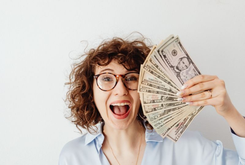 Dicas práticas para investir regularmente e aumentar seus aportes Investir com pouco dinheiro é o começo. Mas o que faz a diferença de verdade é a regularidade dos aportes. Mesmo valores baixos, aplicados mês a mês, aproveitam o poder dos juros compostos e criam o hábito de investir — o mais importante para quem busca independência financeira. 1. Trate o investimento como uma conta fixa Encare seus aportes mensais como se fossem uma conta de luz ou de internet: inegociável. Essa mentalidade ajuda a manter a disciplina mesmo em meses mais apertados. 💡 Dica: Programe transferências automáticas no início do mês, assim que receber o salário. 2. Comece com o que você pode e aumente aos poucos Você não precisa esperar sobrar dinheiro para investir mais. Em vez disso, aumente gradualmente o valor dos aportes conforme reorganiza seus gastos. 💡 Exemplo: Se hoje você investe R$ 50 por mês, tente aumentar para R$ 60 no próximo trimestre. Pequenos aumentos, somados ao longo do ano, fazem diferença. 3. Reinvista os rendimentos Sempre que possível, reinvista o que você ganhou com juros, dividendos ou lucros. Essa prática acelera o crescimento do seu patrimônio e potencializa o efeito dos juros compostos. 📈 Exemplo real: R$ 100 investidos todo mês por 5 anos, a 0,8% ao mês (10% ao ano), se tornam mais de R$ 7.800 — boa parte desse valor vem dos juros reinvestidos. 4. Tenha metas claras e visualizáveis Definir objetivos reais e tangíveis ajuda a manter a motivação. Saber para onde seu dinheiro está indo é um incentivo poderoso para continuar investindo, mesmo com pouco. 🎯 Exemplos de metas: Juntar R$ 5.000 para uma reserva de emergência em 12 meses Ter R$ 10.000 investidos para trocar de carro em 3 anos Construir um fundo para viajar ou estudar no exterior 5. Elimine gastos invisíveis e redirecione para investimentos Pequenos desperdícios do dia a dia, como assinaturas que você não usa, delivery excessivo ou taxas bancárias desnecessárias, podem ser convertidos em aportes mensais. 💡 Faça uma “auditoria financeira” mensal e realocar o que sobra para sua carteira de investimentos.