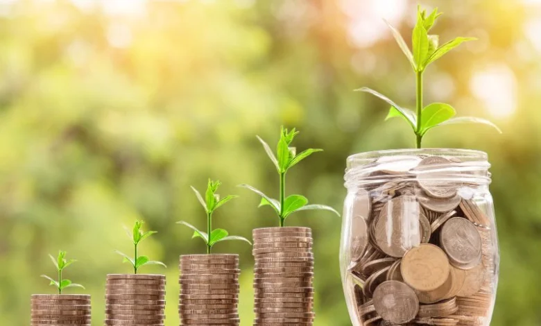 Fundos de investimento acessíveis: como funcionam e quando valem a pena Os fundos de investimento são uma forma prática de aplicar seu dinheiro com o apoio de gestores profissionais, que cuidam da alocação dos recursos em diversos ativos (renda fixa, ações, imóveis, etc.). Em 2025, muitos desses fundos já permitem aportes iniciais a partir de R$ 50 ou R$ 100, o que os torna acessíveis até para quem está começando. Como funciona um fundo de investimento? Quando você investe em um fundo, está aplicando seu dinheiro em uma “carteira coletiva”. Essa carteira é gerida por um gestor que toma decisões baseadas em análises do mercado. Você se torna cotista e tem direito a uma parte proporcional dos lucros (ou perdas). Cada fundo tem suas características específicas, como: Política de investimentos Tipo de ativos que compra Nível de risco Taxas de administração e/ou performance Tipos de fundos indicados para quem tem pouco dinheiro Tipo de Fundo Características principais Indicado para quem busca... Fundos de Renda Fixa Simples Investem em Tesouro Direto e CDBs Segurança com gestão profissional Fundos Multimercado Conservadores Misturam renda fixa e pequenas parcelas de renda variável Diversificação com riscos moderados Fundos de Índice (ETFs) Reproduzem índices como o Ibovespa ou S&P 500 Exposição à bolsa com simplicidade Fundos Imobiliários (FIIs) Investem em imóveis ou títulos atrelados ao setor imobiliário Renda passiva e diversificação acessível Vantagens dos fundos acessíveis Diversificação automática Gestão profissional qualificada Aportes iniciais baixos Facilidade de acesso via corretoras e bancos digitais Essas vantagens tornam os fundos uma opção excelente para quem quer investir com pouco dinheiro e já começar com uma carteira equilibrada. Atenção às taxas e ao prazo de resgate Antes de investir, verifique: Taxa de administração: quanto o fundo cobra pela gestão (quanto menor, melhor) Taxa de performance (se houver): cobrada sobre lucros que excedem um índice de referência Prazo de resgate: tempo que o fundo leva para devolver o dinheiro após o pedido de retirada (pode variar de D+0 a D+30) Fundos com baixas taxas e prazos curtos são mais interessantes para iniciantes.