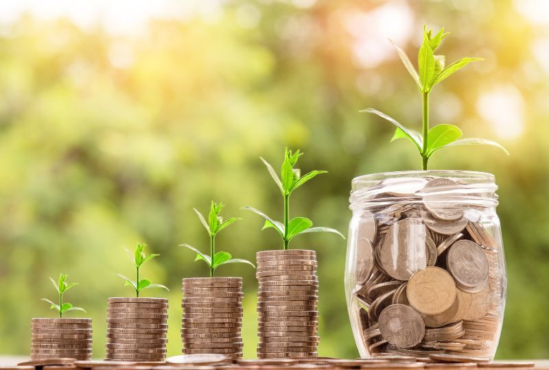 Fundos de investimento acessíveis: como funcionam e quando valem a pena Os fundos de investimento são uma forma prática de aplicar seu dinheiro com o apoio de gestores profissionais, que cuidam da alocação dos recursos em diversos ativos (renda fixa, ações, imóveis, etc.). Em 2025, muitos desses fundos já permitem aportes iniciais a partir de R$ 50 ou R$ 100, o que os torna acessíveis até para quem está começando. Como funciona um fundo de investimento? Quando você investe em um fundo, está aplicando seu dinheiro em uma “carteira coletiva”. Essa carteira é gerida por um gestor que toma decisões baseadas em análises do mercado. Você se torna cotista e tem direito a uma parte proporcional dos lucros (ou perdas). Cada fundo tem suas características específicas, como: Política de investimentos Tipo de ativos que compra Nível de risco Taxas de administração e/ou performance Tipos de fundos indicados para quem tem pouco dinheiro Tipo de Fundo Características principais Indicado para quem busca... Fundos de Renda Fixa Simples Investem em Tesouro Direto e CDBs Segurança com gestão profissional Fundos Multimercado Conservadores Misturam renda fixa e pequenas parcelas de renda variável Diversificação com riscos moderados Fundos de Índice (ETFs) Reproduzem índices como o Ibovespa ou S&P 500 Exposição à bolsa com simplicidade Fundos Imobiliários (FIIs) Investem em imóveis ou títulos atrelados ao setor imobiliário Renda passiva e diversificação acessível Vantagens dos fundos acessíveis Diversificação automática Gestão profissional qualificada Aportes iniciais baixos Facilidade de acesso via corretoras e bancos digitais Essas vantagens tornam os fundos uma opção excelente para quem quer investir com pouco dinheiro e já começar com uma carteira equilibrada. Atenção às taxas e ao prazo de resgate Antes de investir, verifique: Taxa de administração: quanto o fundo cobra pela gestão (quanto menor, melhor) Taxa de performance (se houver): cobrada sobre lucros que excedem um índice de referência Prazo de resgate: tempo que o fundo leva para devolver o dinheiro após o pedido de retirada (pode variar de D+0 a D+30) Fundos com baixas taxas e prazos curtos são mais interessantes para iniciantes.
